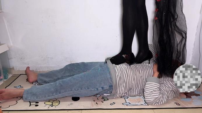 【爱秀套图】【喵咔】长夜COS细高跟白色拖鞋全体重踩脸踩脖 ACYC-4467