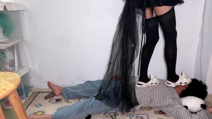 【爱秀套图】【喵咔】长夜COS细高跟白色拖鞋全体重踩脸踩脖 ACYC-4467