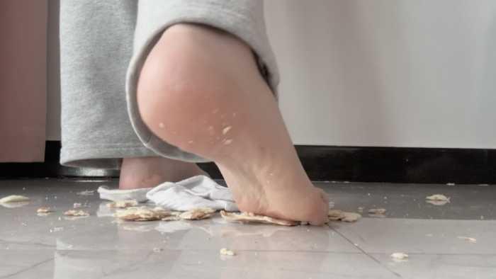 【爱秀套图】【莓子】穿脏白棉袜制作狗粮 YC-250414-7