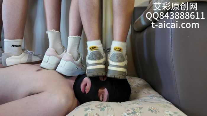 【爱秀套图】『chnnsct1818』群女生脚底下的废物 YC-250416-3