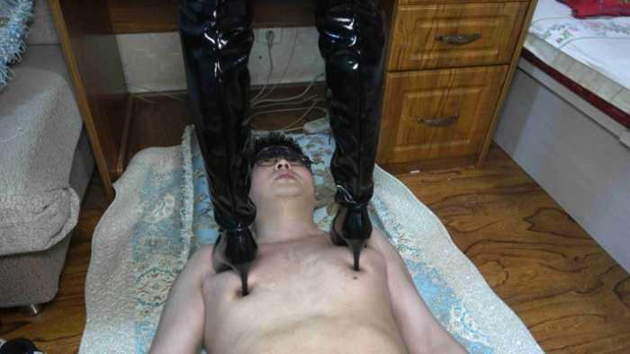 【爱秀套图】【小文S】高跟皮靴踩踏乳头 YC-250417-4