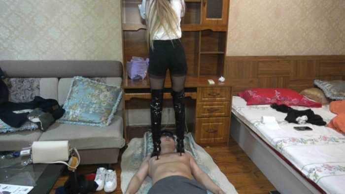 【爱秀套图】【小文S】高跟皮靴踩踏乳头 YC-250417-4