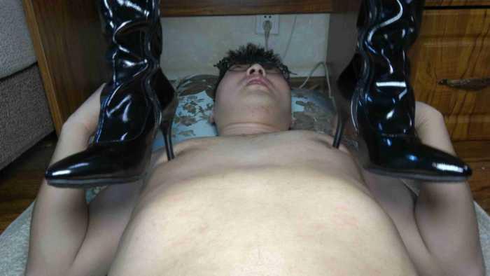 【爱秀套图】【小文S】高跟皮靴踩踏乳头 YC-250417-4