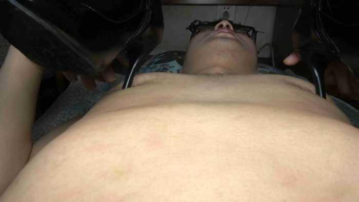 【爱秀套图】【小文S】高跟皮靴踩踏乳头 YC-250417-4