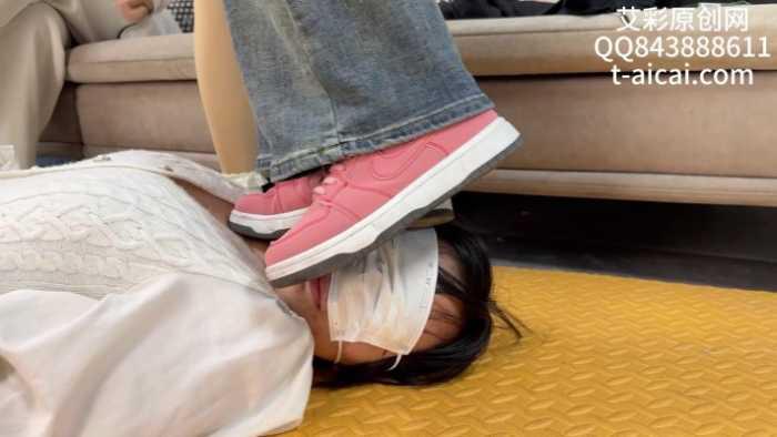 【爱秀套图】『chnnsct1818』群体羞辱全体重踩踏女同学 YC-240319-3