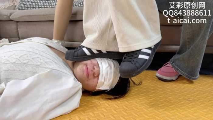 【爱秀套图】『chnnsct1818』群体羞辱全体重踩踏女同学 YC-240319-3