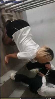 【爱秀套图】全国最贱m 被两个学生妹楼梯间调教羞辱 bf52529
