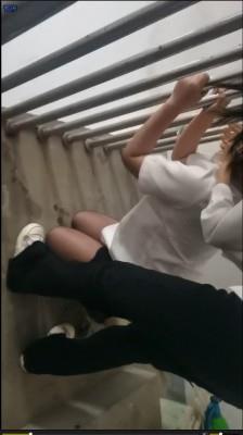 【爱秀套图】全国最贱m 被两个学生妹楼梯间调教羞辱 bf52529