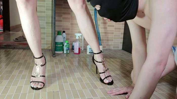 【爱秀套图】上集：抖音UP主小贝，网红YSL凉高起床后，深黄色晨尿赏赐贱狗！YC-250418-2