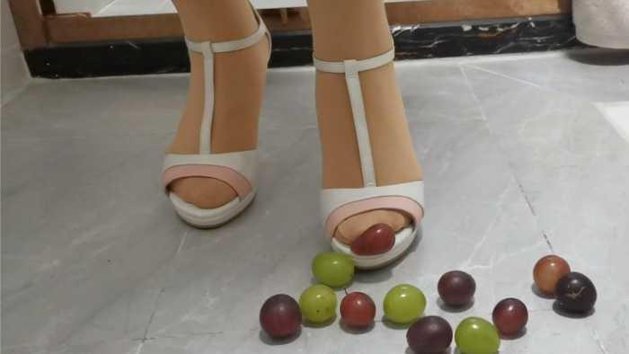 【爱秀套图】大美厕所高跟凉鞋蹂躏葡萄(定制剧情） YC-250417-3