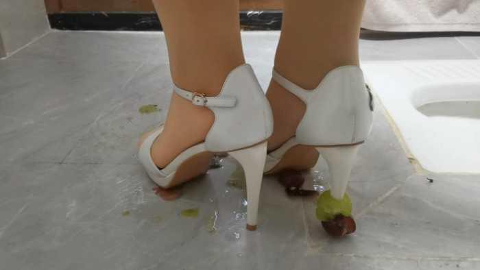 【爱秀套图】大美厕所高跟凉鞋蹂躏葡萄(定制剧情） YC-250417-3