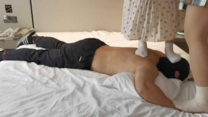 【爱秀套图】白袜踩手踩头和坐垫 YC-250420