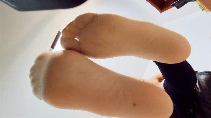 【爱秀套图】晓G妈妈脚底脏白棉袜肉丝玩贱儿子 当妈妈的玩具POV f字幕版 LCT076f