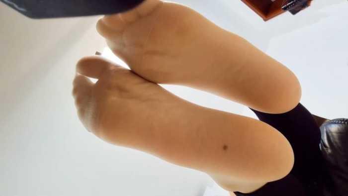 【爱秀套图】晓G妈妈脚底脏白棉袜肉丝玩贱儿子 当妈妈的玩具POV f字幕版 LCT076f