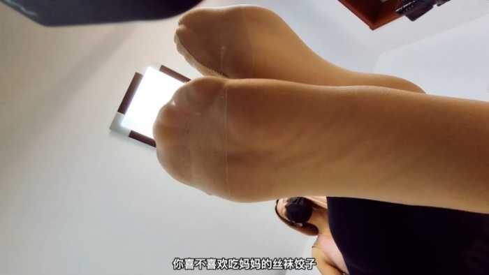 【爱秀套图】晓G妈妈脚底脏白棉袜肉丝玩贱儿子 当妈妈的玩具POV f字幕版 LCT076f