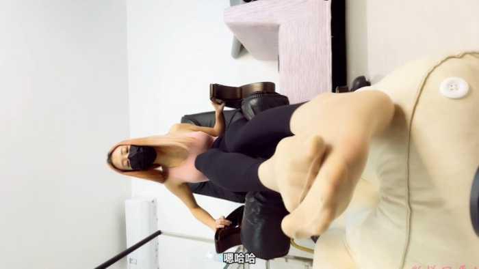 【爱秀套图】晓G妈妈脚底脏白棉袜肉丝玩贱儿子 当妈妈的玩具POV f字幕版 LCT076f