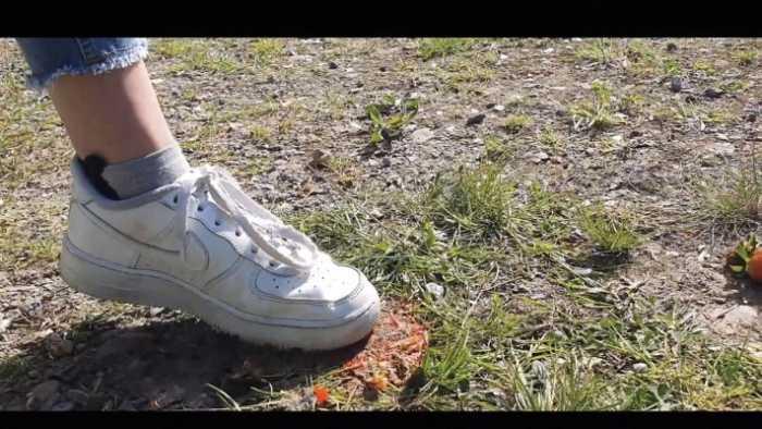 【爱秀套图】健身美女经典空军一号户外碾踩水果和食物与泥土融为一体 YC-250420-4