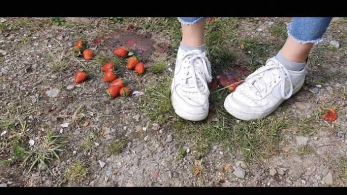 【爱秀套图】健身美女经典空军一号户外碾踩水果和食物与泥土融为一体 YC-250420-4