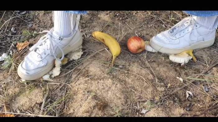 【爱秀套图】健身美女经典空军一号户外碾踩水果和食物与泥土融为一体 YC-250420-4