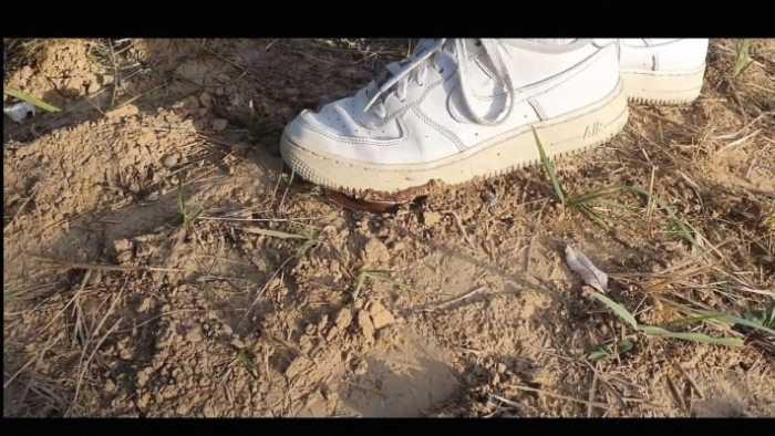 【爱秀套图】健身美女经典空军一号户外碾踩水果和食物与泥土融为一体 YC-250420-4