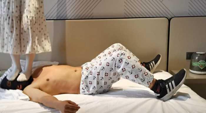 【爱秀套图】白丝不间断暴力踩20分钟 YC-250420-3