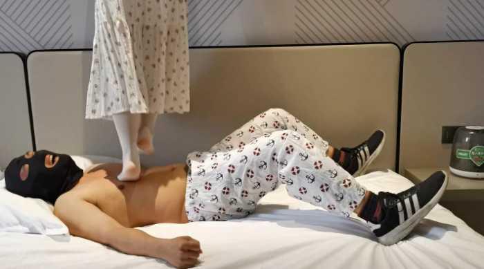 【爱秀套图】白丝不间断暴力踩20分钟 YC-250420-3