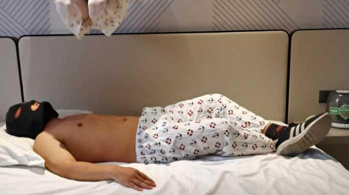 【爱秀套图】白丝不间断暴力踩20分钟 YC-250420-3