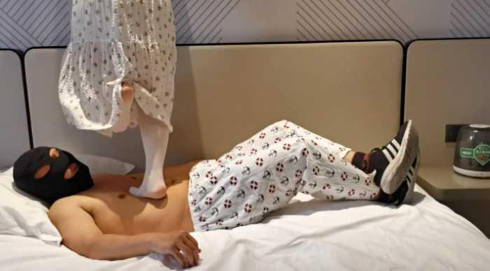 【爱秀套图】白丝不间断暴力踩20分钟 YC-250420-3