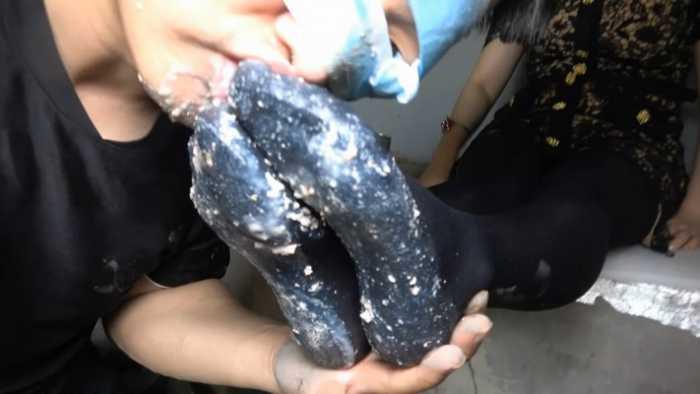 【爱秀套图】【彼岸花】废弃屋皮靴厚黑黑丝踩踏食物，逼迫贱狗舔食超脏脚底食物 YC-250420-9