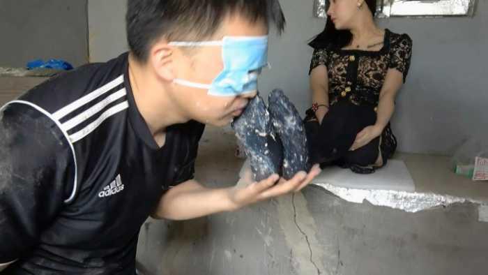 【爱秀套图】【彼岸花】废弃屋皮靴厚黑黑丝踩踏食物，逼迫贱狗舔食超脏脚底食物 YC-250420-9