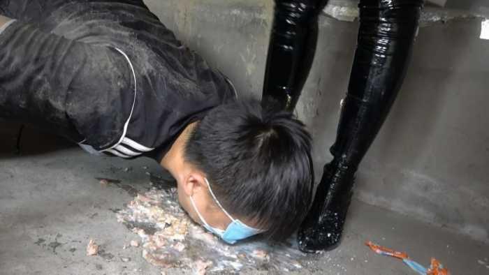 【爱秀套图】【彼岸花】废弃屋皮靴厚黑黑丝踩踏食物，逼迫贱狗舔食超脏脚底食物 YC-250420-9