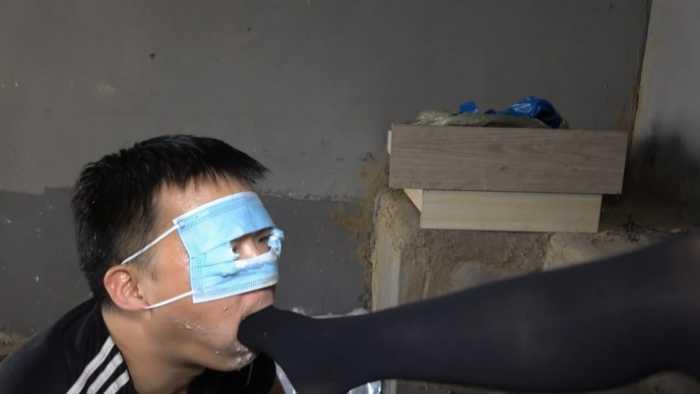 【爱秀套图】【彼岸花】废弃屋皮靴厚黑黑丝踩踏食物，逼迫贱狗舔食超脏脚底食物 YC-250420-9