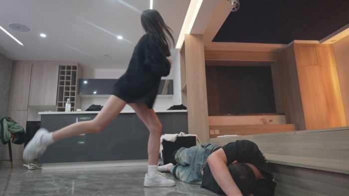 【爱秀套图】画画S单人50分钟净暴力场 臭到无法呼吸的原味袜子与裸足 YC-250424-7