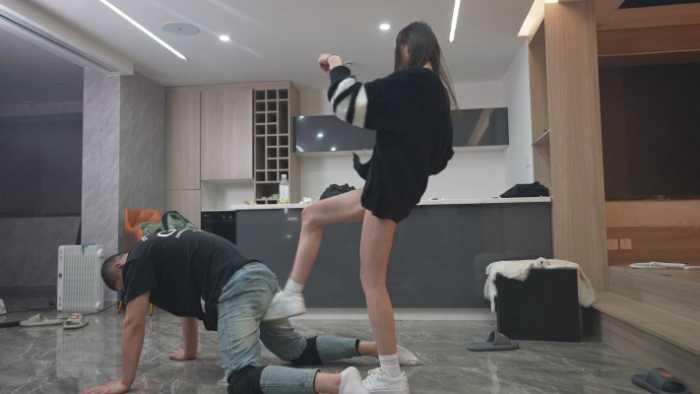 【爱秀套图】画画S单人50分钟净暴力场 臭到无法呼吸的原味袜子与裸足 YC-250424-7