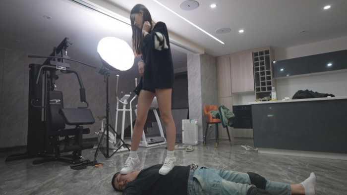 【爱秀套图】画画S单人50分钟净暴力场 臭到无法呼吸的原味袜子与裸足 YC-250424-7