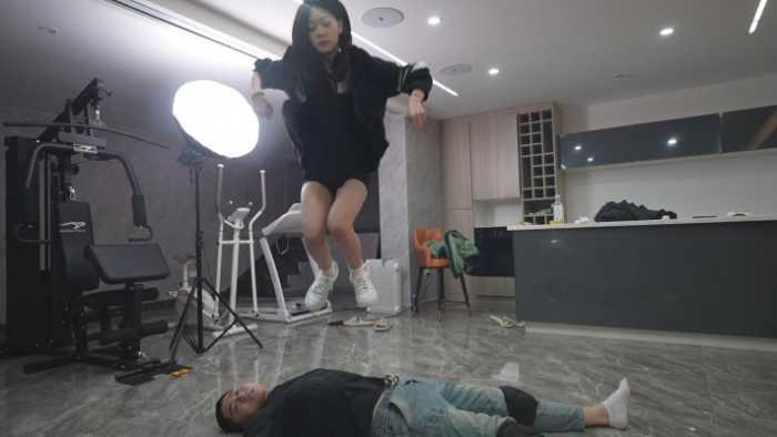 【爱秀套图】画画S单人50分钟净暴力场 臭到无法呼吸的原味袜子与裸足 YC-250424-7