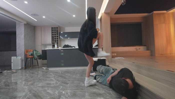 【爱秀套图】画画S单人50分钟净暴力场 臭到无法呼吸的原味袜子与裸足 YC-250424-7