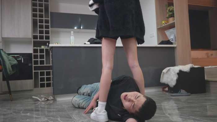 【爱秀套图】画画S单人50分钟净暴力场 臭到无法呼吸的原味袜子与裸足 YC-250424-7