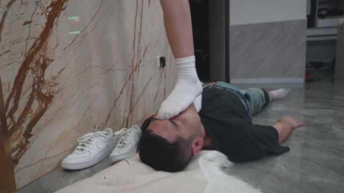 【爱秀套图】画画S单人50分钟净暴力场 臭到无法呼吸的原味袜子与裸足 YC-250424-7