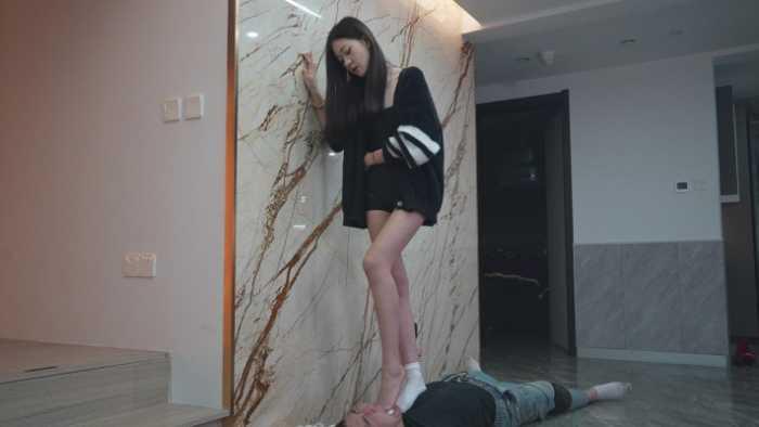 【爱秀套图】画画S单人50分钟净暴力场 臭到无法呼吸的原味袜子与裸足 YC-250424-7