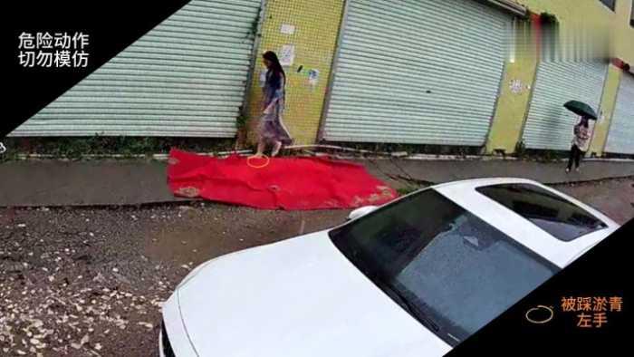 【爱秀套图】B646 – 无意识户外学校被N多嫩妹踩 bf42079