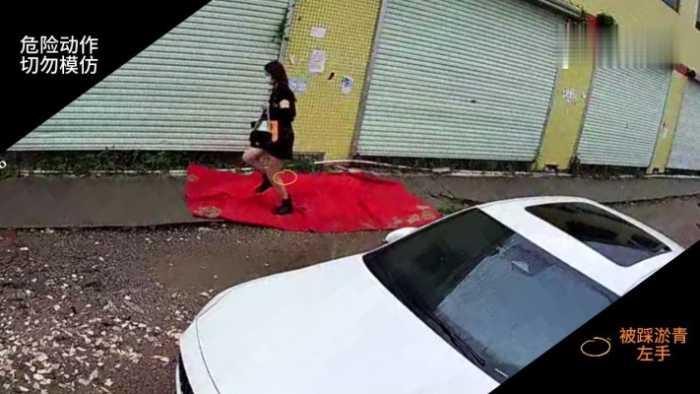 【爱秀套图】B646 – 无意识户外学校被N多嫩妹踩 bf42079