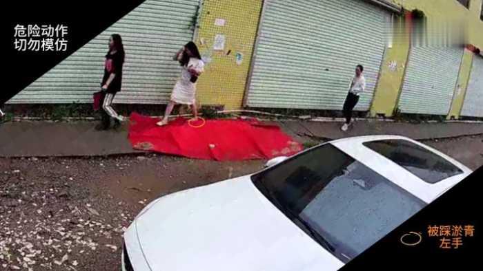 【爱秀套图】B646 – 无意识户外学校被N多嫩妹踩 bf42079