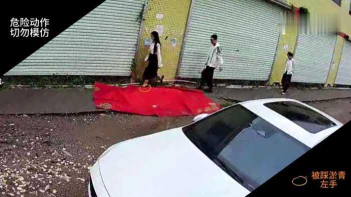 【爱秀套图】B646 – 无意识户外学校被N多嫩妹踩 bf42079