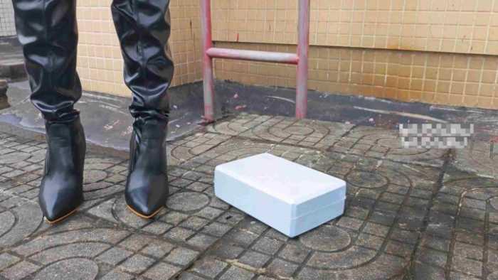 【爱秀套图】抖音UP主职院学生S小贝，12CM超高跟长靴户外无底线羞辱调教下贱弟弟舔靴子 YC-250427