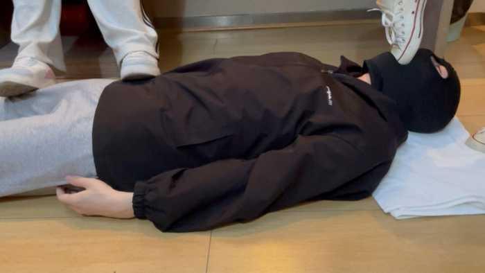 【爱秀套图】【静琪】学生双S踩踏舔鞋底棉袜插嘴 YC-250429-7