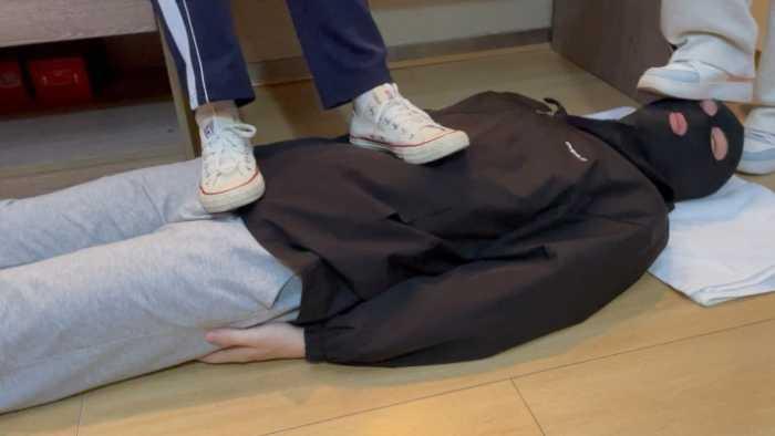 【爱秀套图】【静琪】学生双S踩踏舔鞋底棉袜插嘴 YC-250429-7