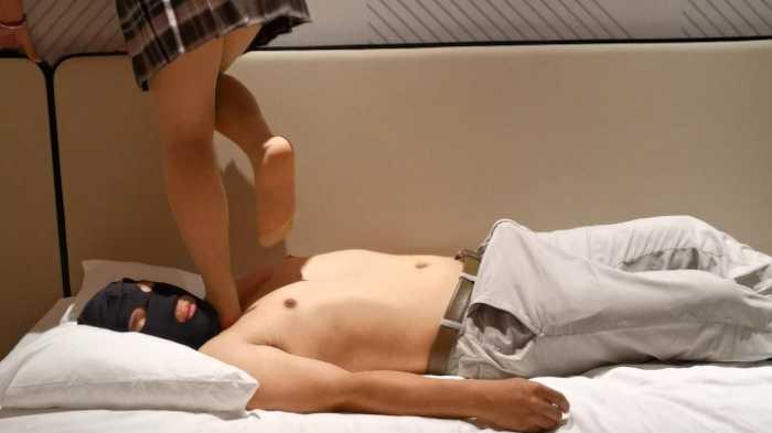 【爱秀套图】女大肉丝踩脖子16分钟 YC-250428-3