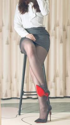 【爱秀套图】第一季：小鱼女神第一视角肉丝高跟长靴在奴隶身上蹦迪，中指羞辱 YC-250430-5