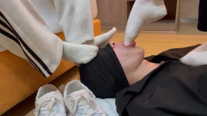 【爱秀套图】【静琪】给两位学生素人清理鞋底，棉袜深喉 YC-250430-4